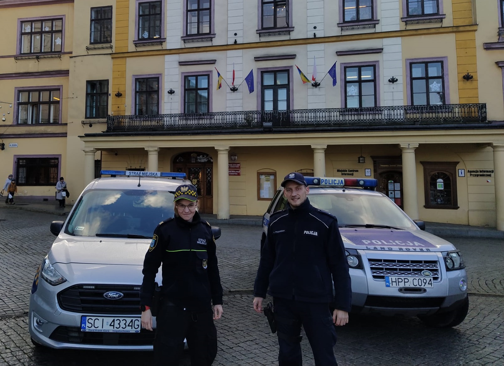 Na zdjęciu: Michalina Brózda ze Straży Miejskiej w Cieszynie i mł. asp. Kamil Przewieźlik z KPP Cieszyn for. SM