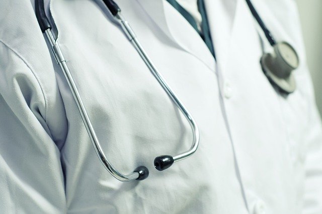lekarski fartuch ze stetoskopem fot. pixabay