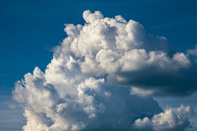 Białe chmury na niebieskim niebie fot. pixabay