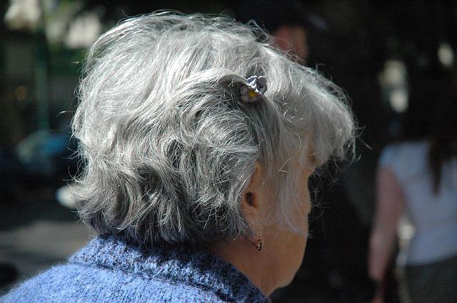 Na zdjęciu znajduje się kobieta w wieku senioralny, fot. pixabay