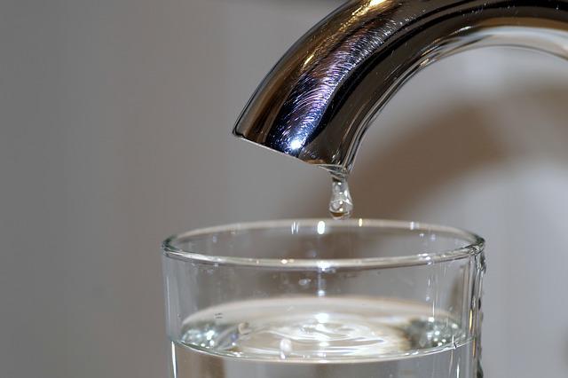 Kropla wody kapiąca do szklanki, fot. pixabay
