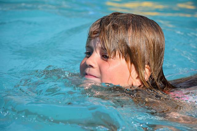 Dziecko, które pływa w basenie, fot. pixabay