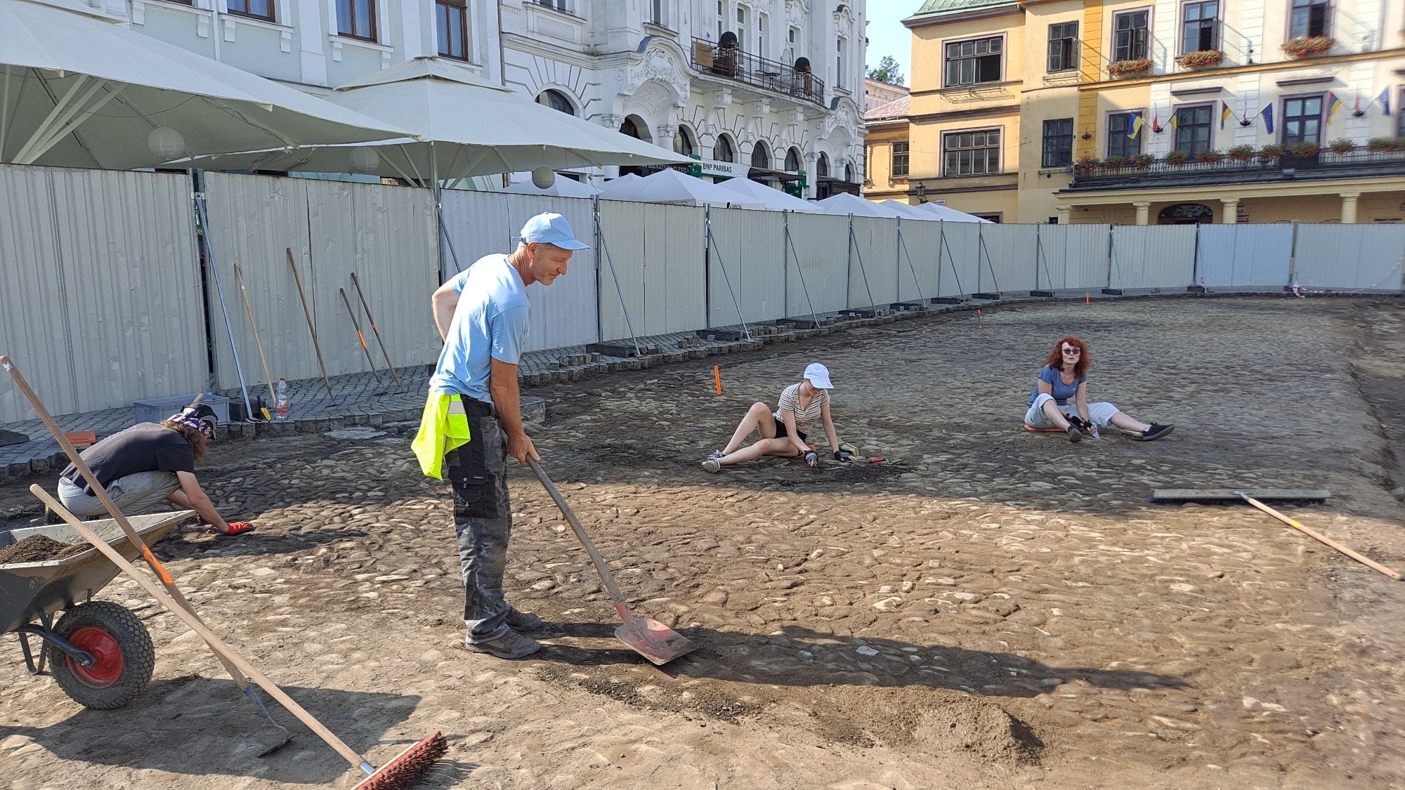 Archeolodzy z firmy PPS Invictus pod kierownictwem Bożeny Chojnackiej wraz z pracownikami technicznymi, fot. mat.pras 