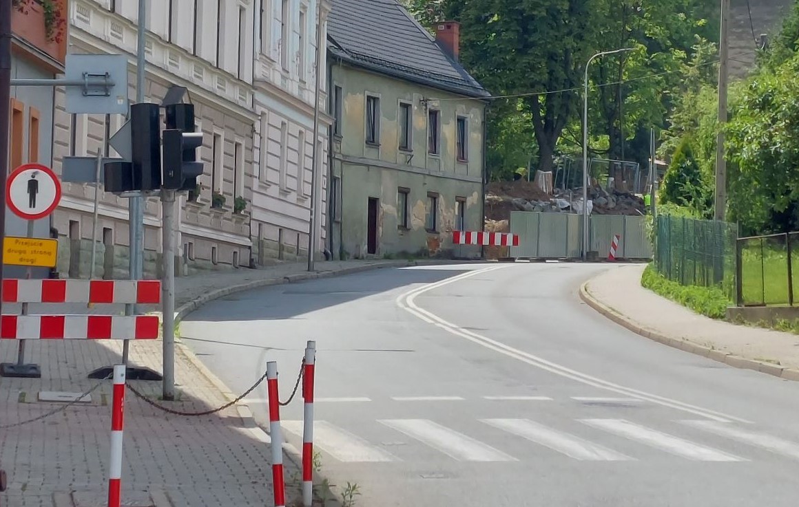 Ulica Górna w Cieszynie z oznaczeniami dotyczącymi tymczasowej organizacji ruchu