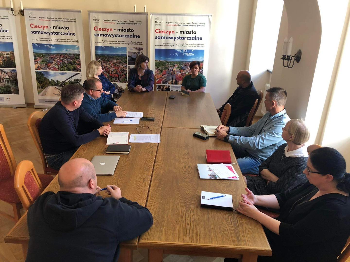 Zdjęcie ze spotkania władz miasta z lokalnymi przedsiębiorcami w sprawie zaopatrzenia mieszkańców w węgiel