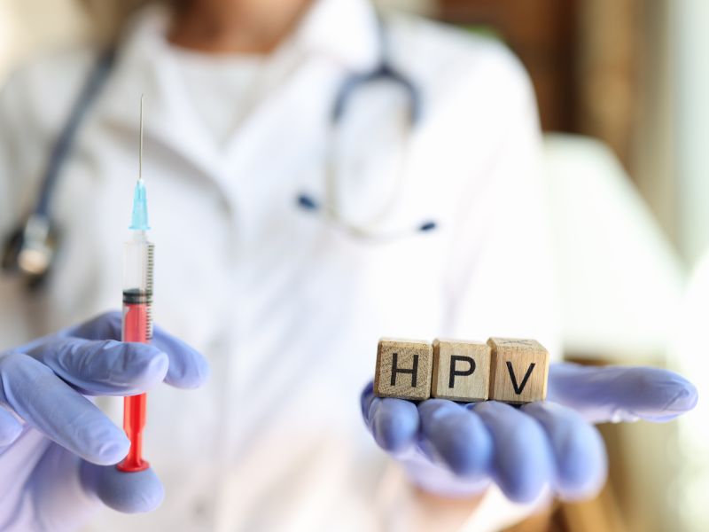Osoba ze szczepionką  w ręku przeciw HPV, fot. canva 