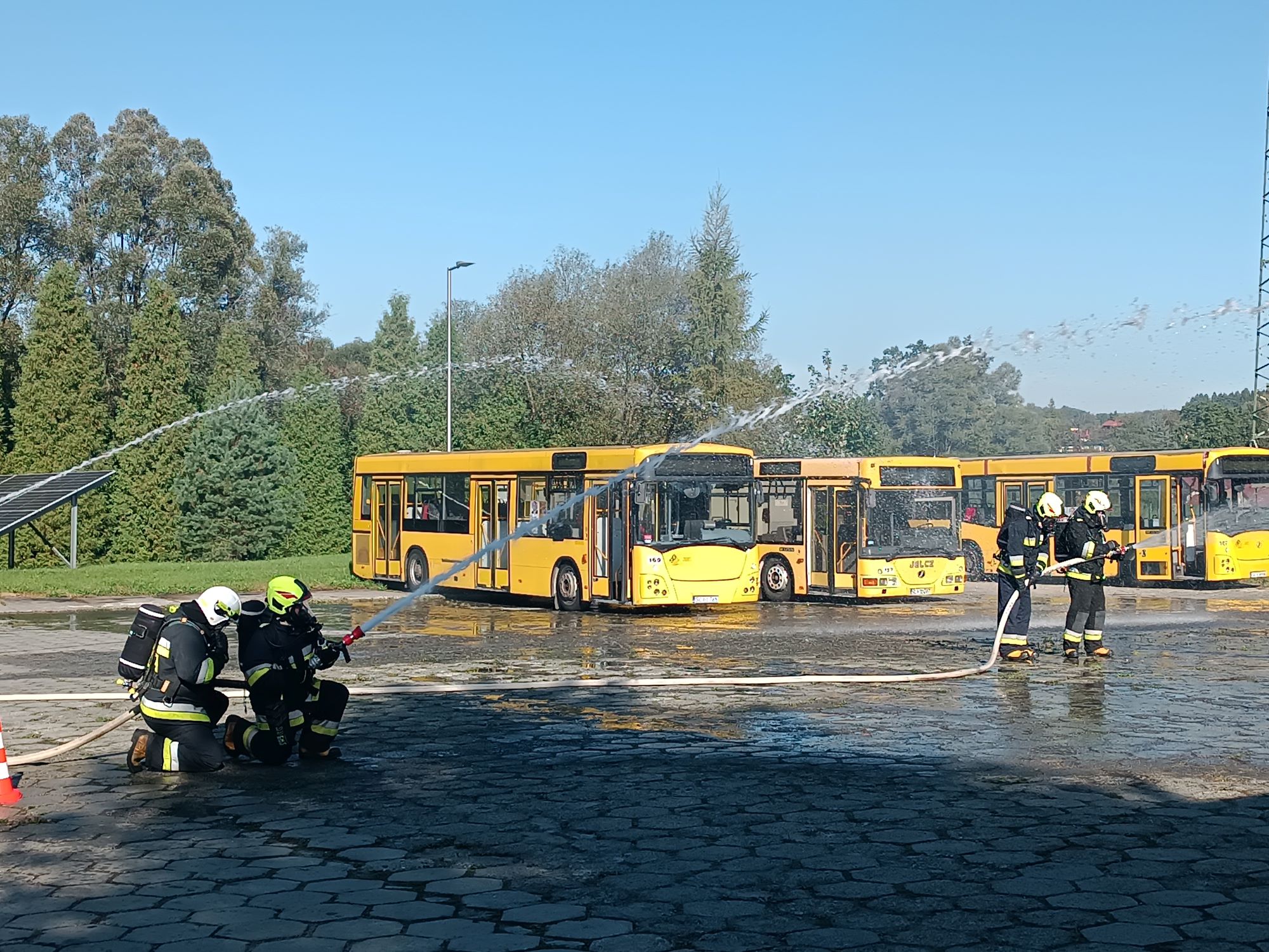 strażacy w trakcie ćwiczeń (mat. OSP Cieszyn)