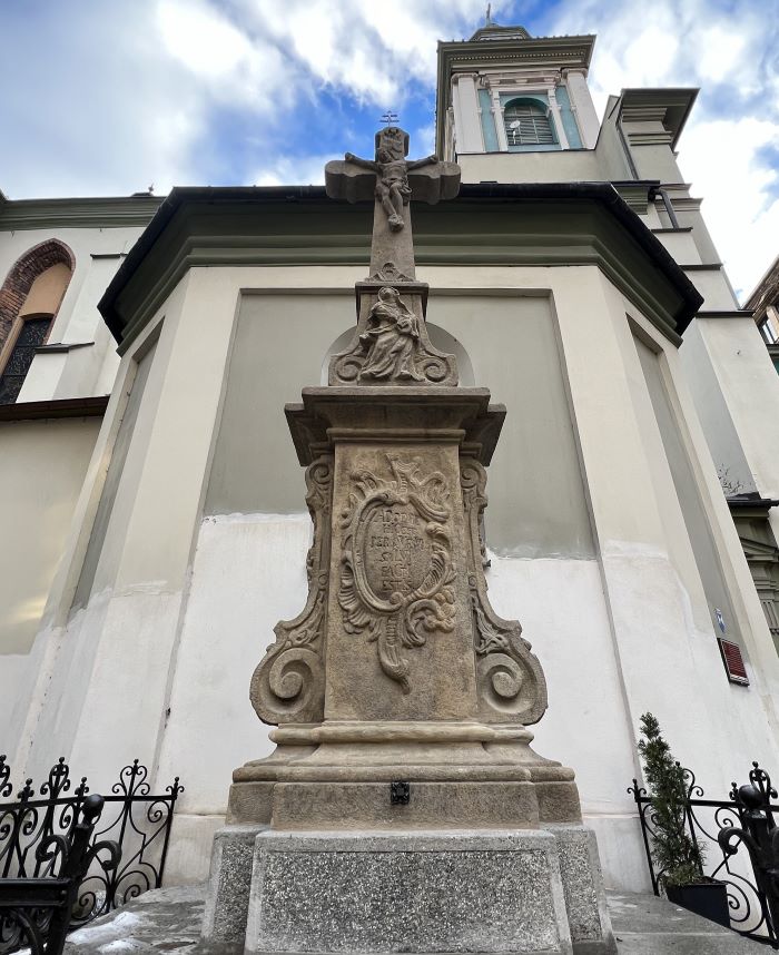 Odnowiony krucyfiks na placu św. Krzyża