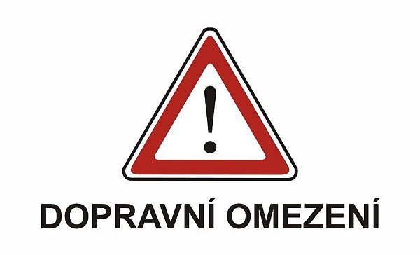 Napis: DOPRAVNÍ OMEZENÍ 