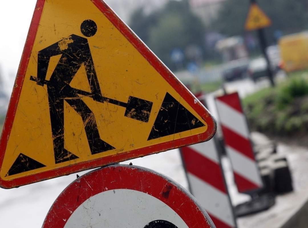 Znak informujący o robotach drogowych