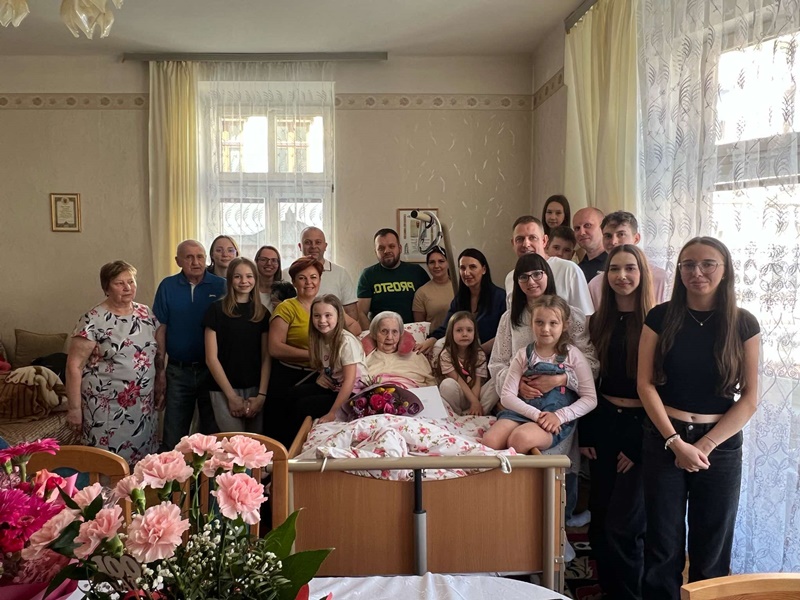 22 kwietnia Burmistrz Miasta Cieszyna, Gabriela Staszkiewicz odwiedziła Mieszkankę Cieszyna, która obchodzi właśnie swój wyjątkowy Jubileusz, jakim są setne urodziny. Na zdjęciu Jubilatka z rodziną