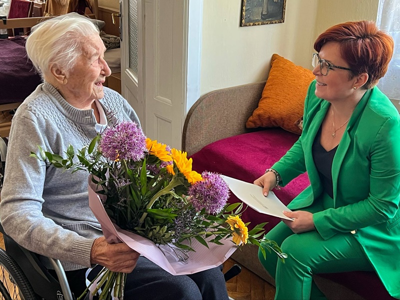 Wspólne zdjęcie - Pani Janina, która obchodzi swoje setne urodziny i Burmistrz Miasta Cieszyna, Gabriela Staszkiewicz fot. BSK