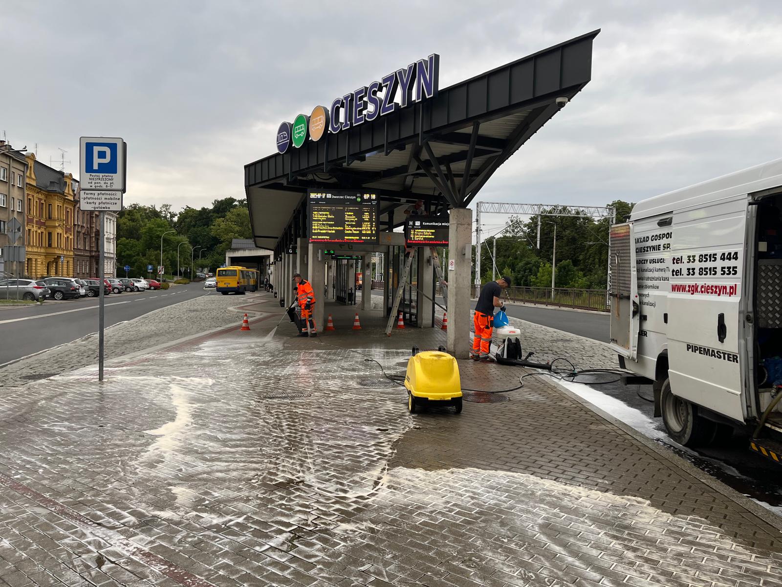 Prace porządkowe na terenie dworca w Cieszynie