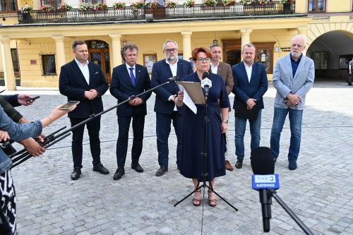 Zdjęcie przedstawiające uczestników konferencji prasowej pt. Wspólnie powiedzmy: „Stop hejtowi – nie ma naszej zgody na język nienawiści”