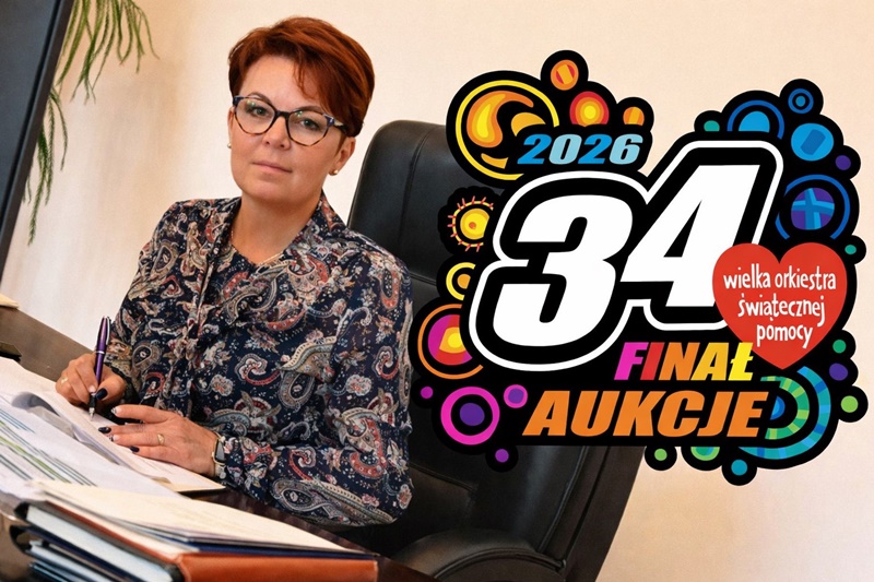 Kobieta siedzi przy biurku i podpisuje dokumenty. Po prawej stronie widoczna jest grafika „34. Finał – Aukcje – Wielka Orkiestra Świątecznej Pomocy 2026”.