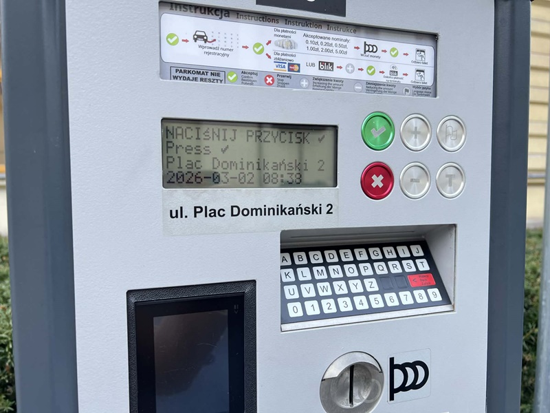 Na zdjęciu widać parkomat (biletomat parkingowy) przy ul. Plac Dominikański 2