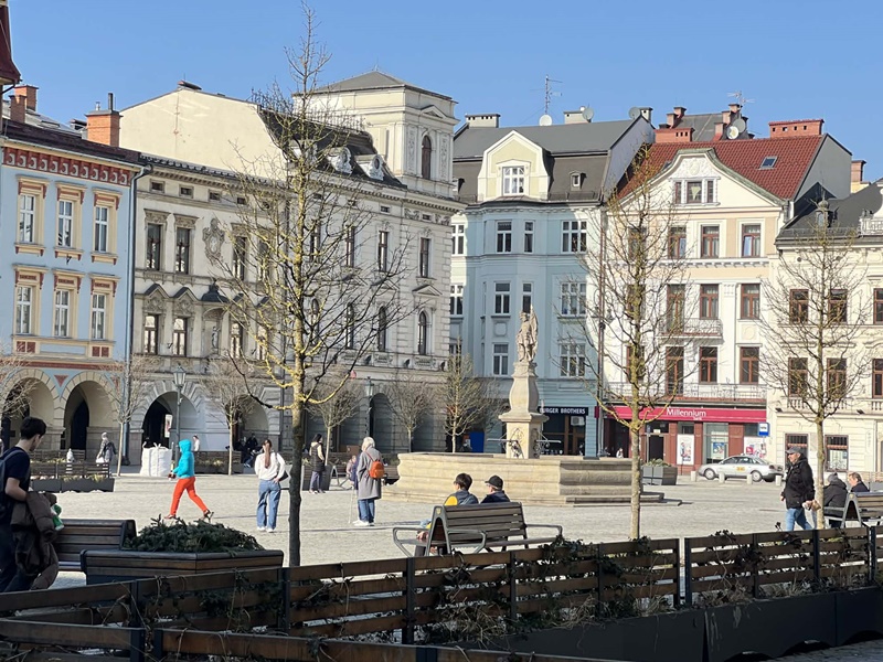 Rynek w Cieszynie w samo południe. Na zdjęciu ludzie spacerujący po płycie Rynku 