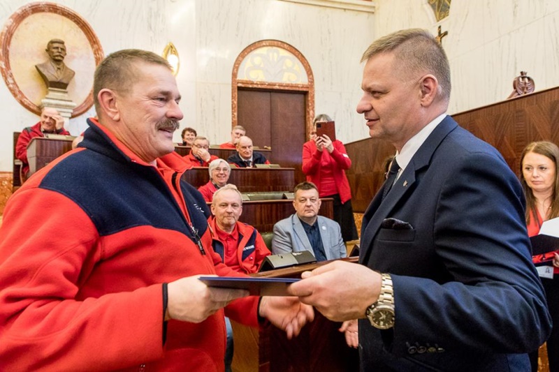  Bogusław Bujok odbiera list gratulacyjny, podczas obchodów Międzynarodowego Dnia Przewodnika Turystycznego. fot. Tomasz Żak / BP UMWS