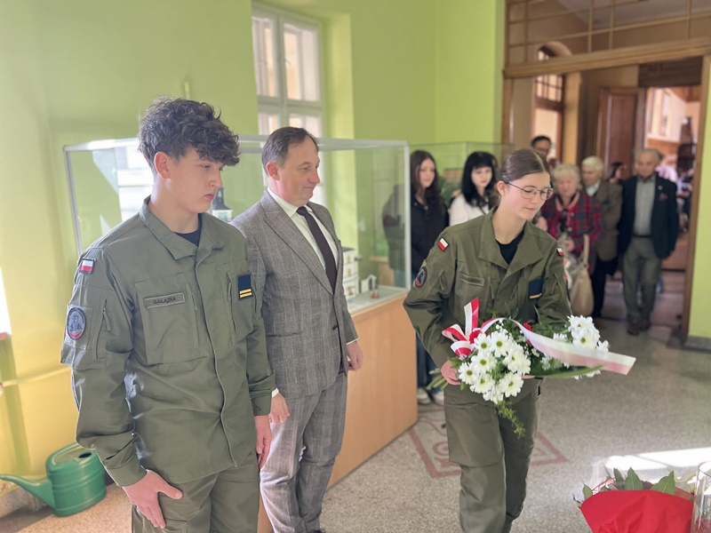 Złożenie kwiatów pod tablicą pamiątkową w cieszyńskim Ratuszu 