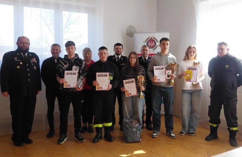 Uczetnicy Turnieju Wiedzy Pożarniczej 