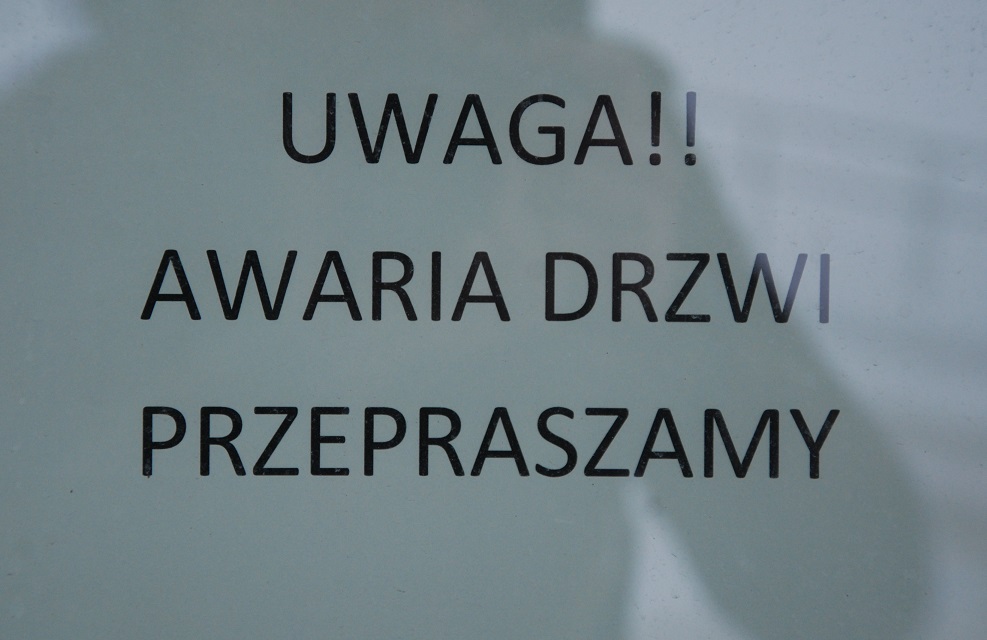 Na zdjęciu informacja o naborze awarii drzwi wejściowych do budynku Dworca Cieszyn przy ul. Hajduka. 