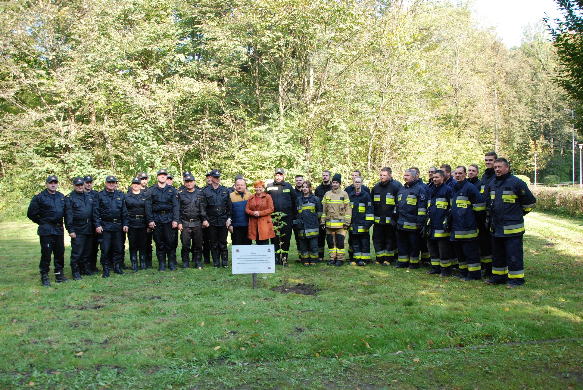 Burmistrz Miasta Cieszyna wraz z przedstawicielami jednostek ochrony przeciwpożarowej.