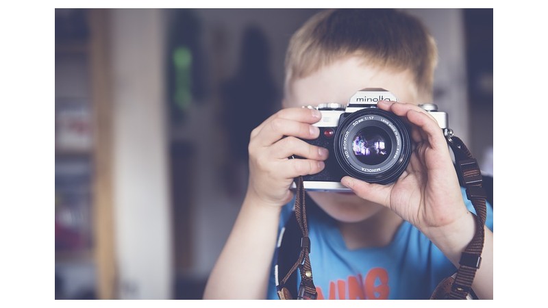Na zdjęciu znajduje się chłopiec z aparatem fotograficznym fot. pixabay 