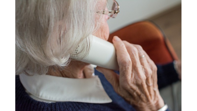 Na zdjęciu kobieta w wieku senioralnym, która rozmawia przez telefon fot. pixabay 