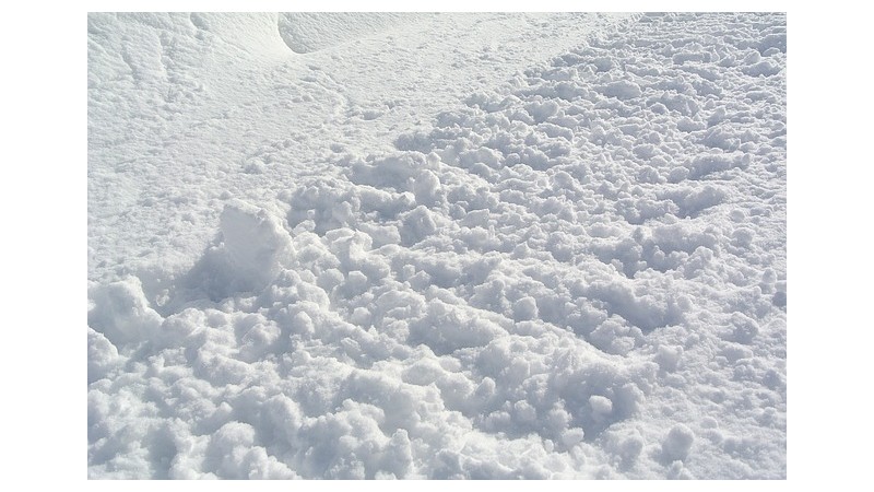 Zdjęcie poglądowe, na zdjęciu świeży śnieg zalegający na ulicy fot. pixabay