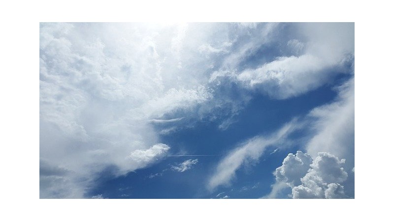 Niebiesko-białe chmury fot. pixabay