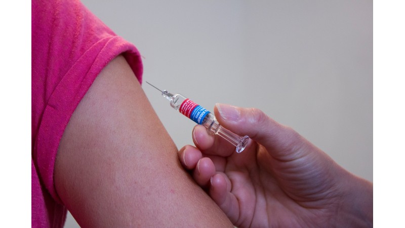 Zdjęcie przedstawia rękę podającą szczepionkę, fot. pixabay