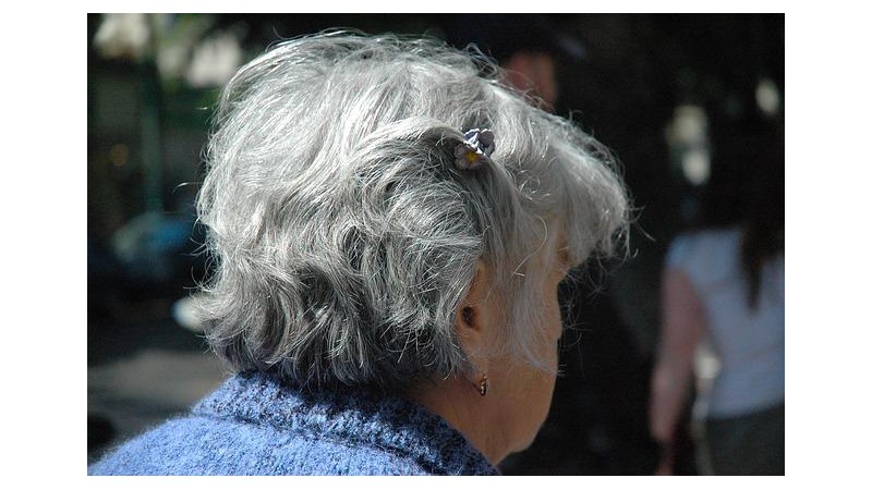 Na zdjęciu znajduje się kobieta w wieku senioralny, fot. pixabay