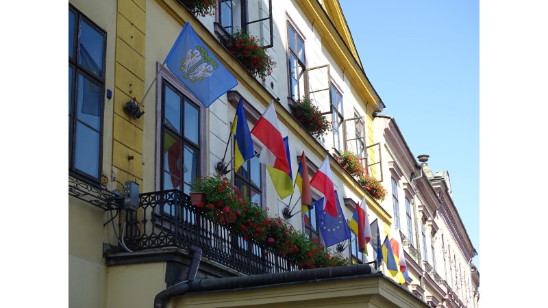 Na budynku Urzędu Miejskiego w Cieszynie wywieszona została flaga Łowicza