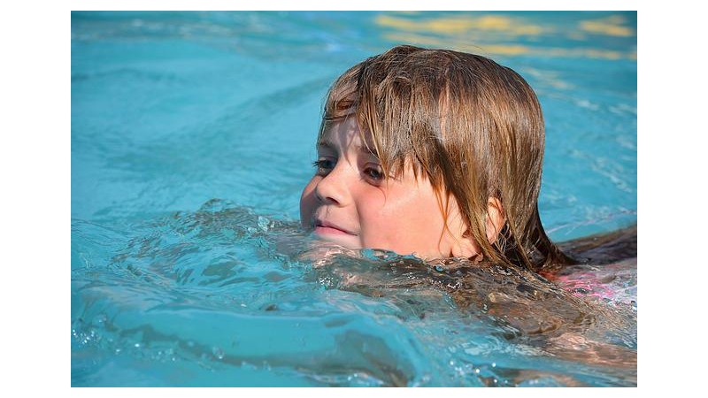 Dziecko, które pływa w basenie, fot. pixabay