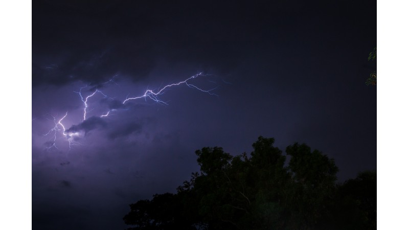 Zdjęcie przedstawia nocne niebo oraz błyskawicę, fot. pixabay