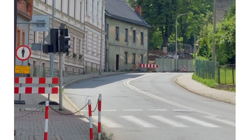 Ulica Górna w Cieszynie z oznaczeniami dotyczącymi tymczasowej organizacji ruchu