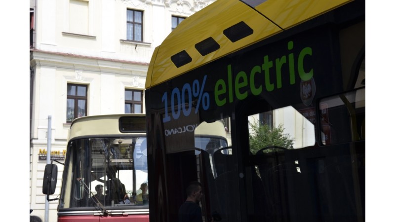 Zdjęcie prezentujące fragmenty dwóch autobusów - nowego, żółtego autobusu elektrycznego oraz starego czerwonego Autosana z 1995 r. Zdj: UM Cieszyn