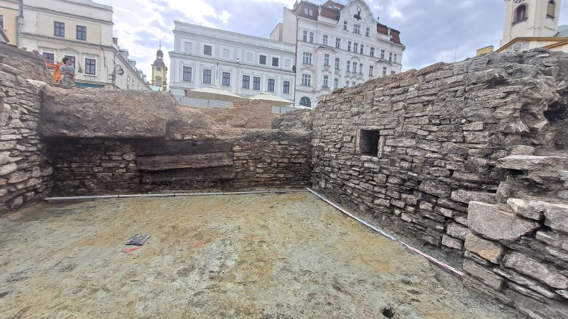 Wnętrze odkrytego pomieszczenia, w ścianie południowej ślepe okienko. Fot. MŚC