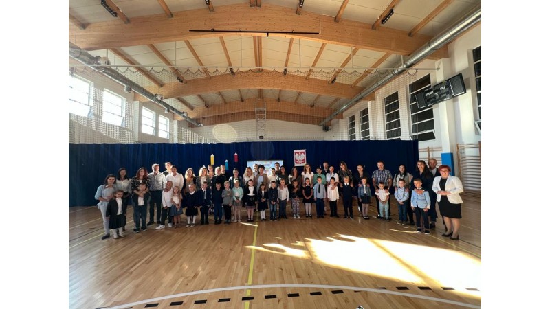 Zdjęcie grupowe społeczności szkolnej w SP7 fot. mat.pras