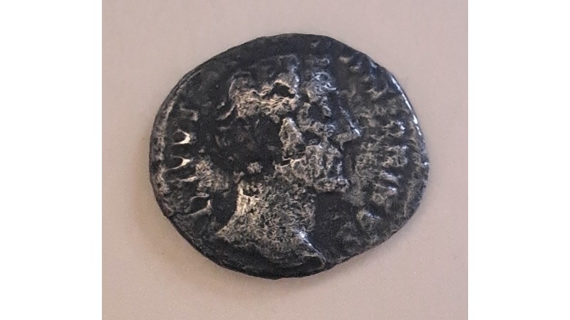 Denar rzymski z wizerunkiem Antoninusa Piusa - stan przed konserwacją (fot. MŚC)