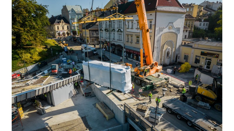 Posadowienie repliki cieszyńskiego tramwaju przy budynku Transgranicznego Centrum Informacji Turystcznej (fot. Marek Konieczny)