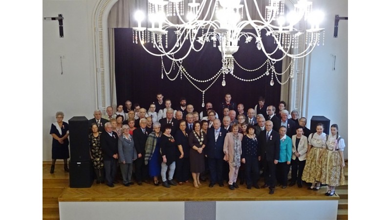 zdjęcie pamiątkowe par, które obchodziły Jubileusz, fot. BSK