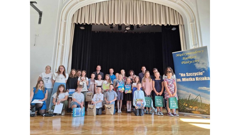 Zdjęcie grupowe laureatów w COK 