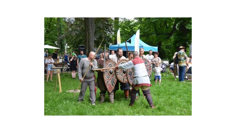 Zdjęcie z Dziewięćsił Festiwalu przedstawiające średniowiecznych wojów