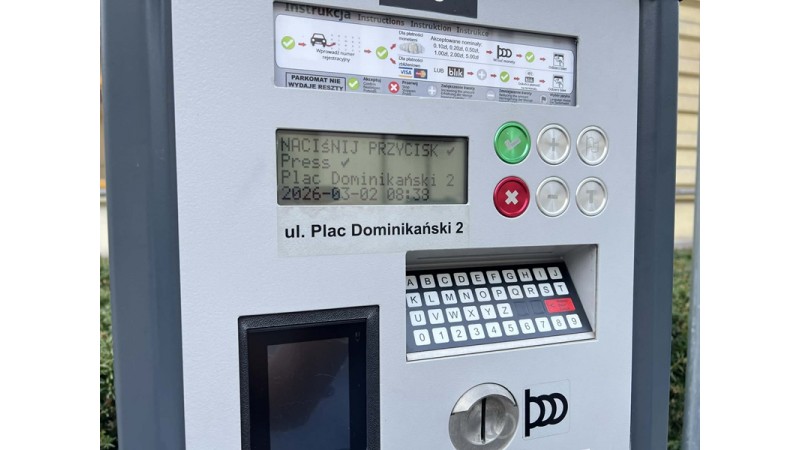 Na zdjęciu widać parkomat (biletomat parkingowy) przy ul. Plac Dominikański 2