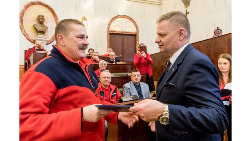  Bogusław Bujok odbiera list gratulacyjny, podczas obchodów Międzynarodowego Dnia Przewodnika Turystycznego. fot. Tomasz Żak / BP UMWS