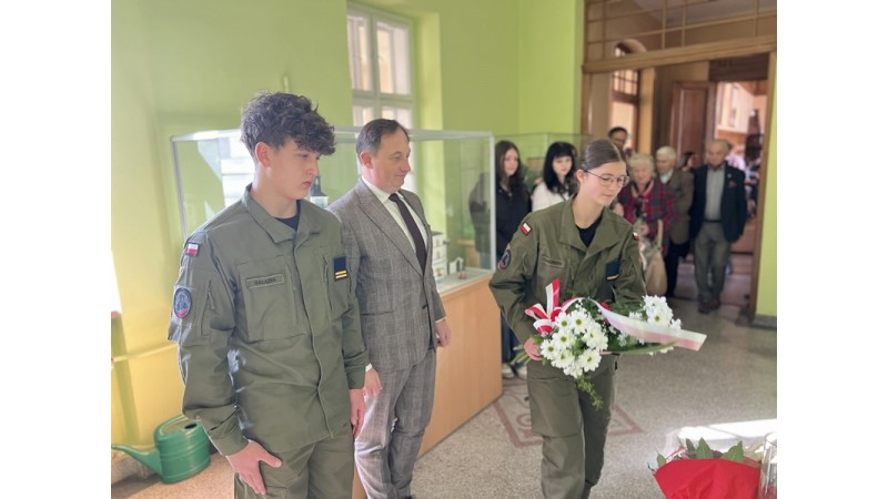 Złożenie kwiatów pod tablicą pamiątkową w cieszyńskim Ratuszu 