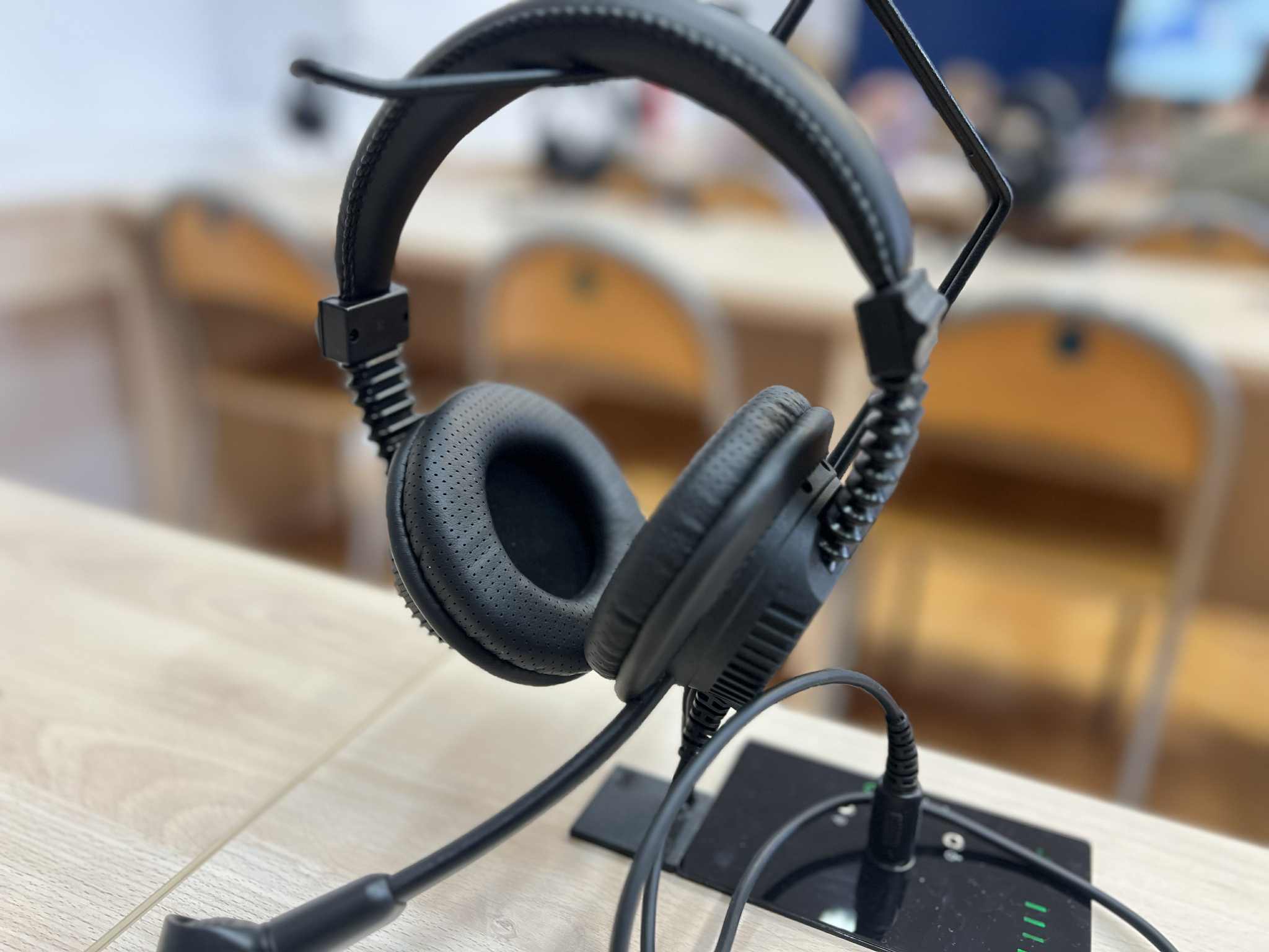 Czarne słuchawki na biurku