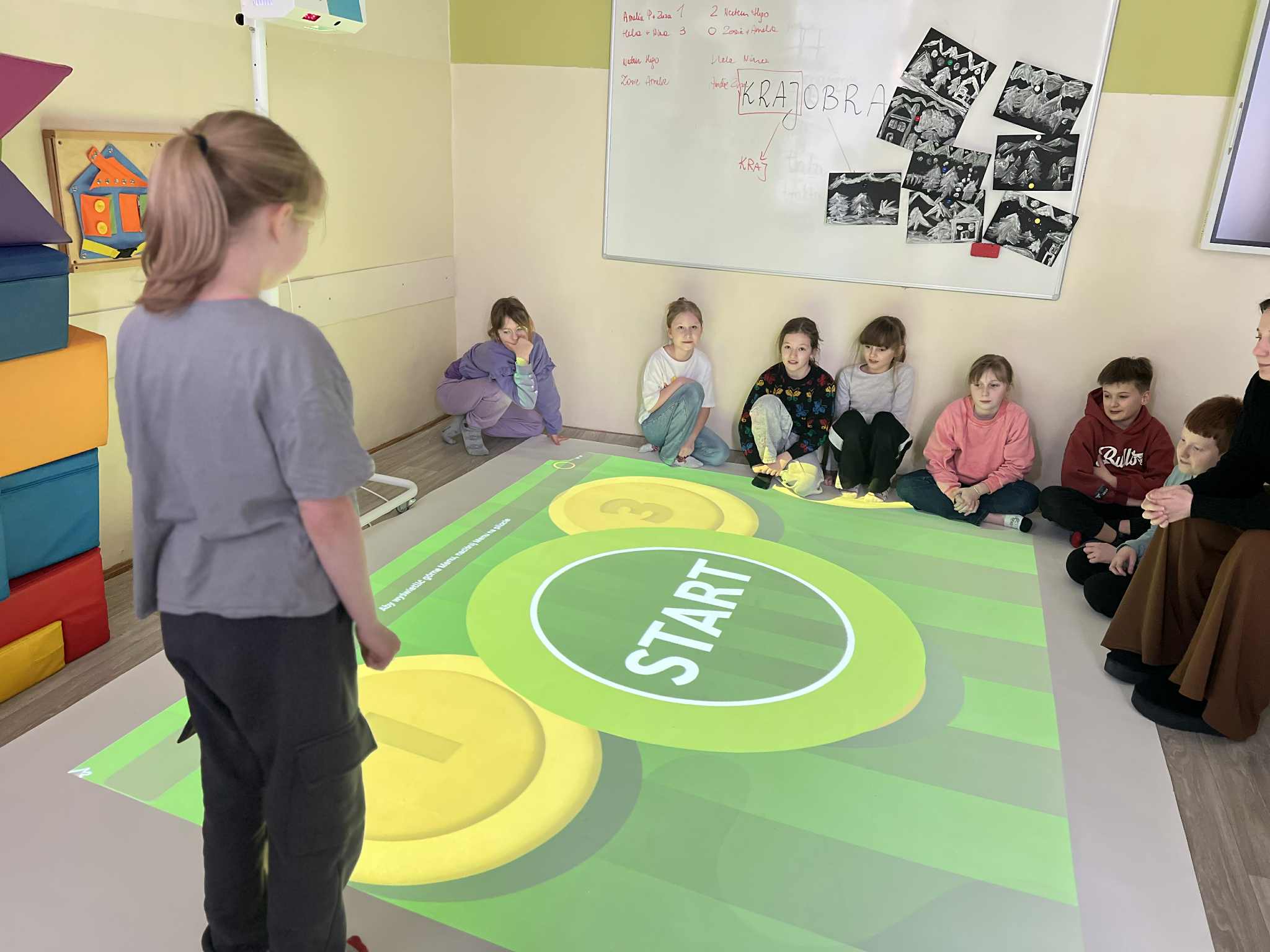 Interaktywna podłoga z aplikacjami edukacyjnymi